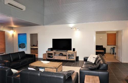 Exmouth House | Family-Friendly Retreat at 2 Trout Place - Pet Welcoming Stay