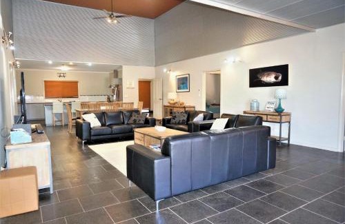 Exmouth House | Family-Friendly Retreat at 2 Trout Place - Pet Welcoming Stay