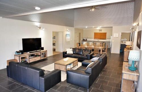 Exmouth House | Family-Friendly Retreat at 2 Trout Place - Pet Welcoming Stay