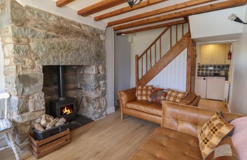 Cwmtirmynach House | Family-Friendly Stay at 2 Ty Capel – Pet Welcoming Retreat