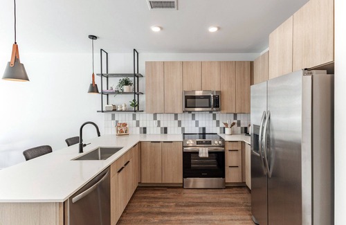 Huntsville Hotel | 2 Units | Urban Getaway w/Kitchen Near Downtown | Top Sights and Museum
