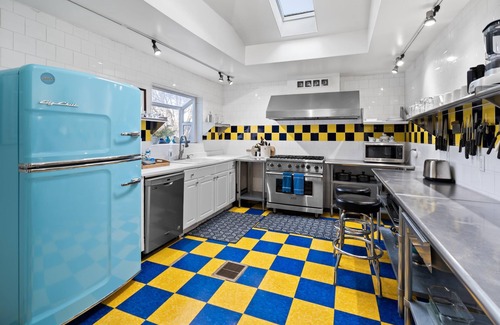 Ashland Hotel | Ideal Family Retreat: 6 Bedrooms, Kitchen & Dining Space
