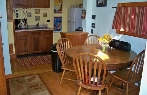 Lake Erie Beach Cottage | Discover The HideAway: Top-Rated Getaway with Lake Views