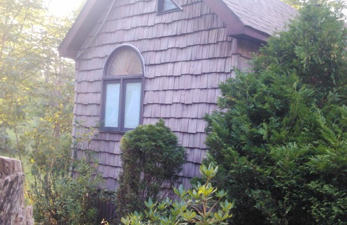 Lake Erie Beach Cottage | Discover The HideAway: Top-Rated Getaway with Lake Views