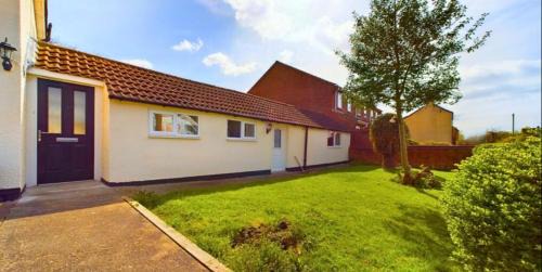 East Halton Apartment | Ideal Village Apartments Near the Refinery - Rated 9/10!