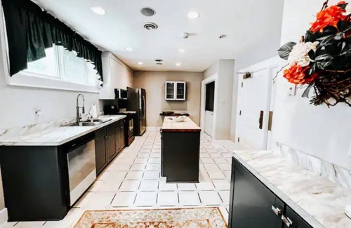Midlothian House | Indulge in 2 Waterfront Homes with Pool & Ocean Views