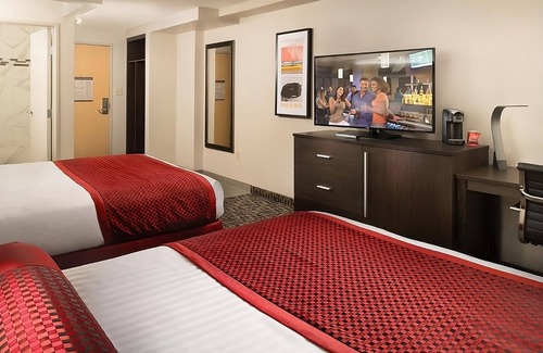 Gateway District Hotel | Elite 2 Queens at The STRAT Hotel with Pool & Family Amenities