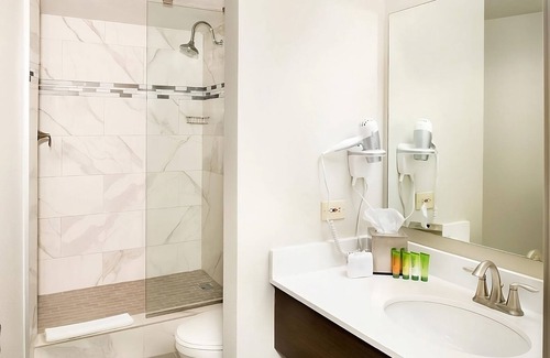 Gateway District Hotel | Elite 2 Queens at The STRAT Hotel with Pool & Family Amenities