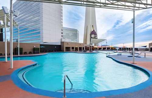 Gateway District Hotel | Elite 2 Queens at The STRAT Hotel with Pool & Family Amenities