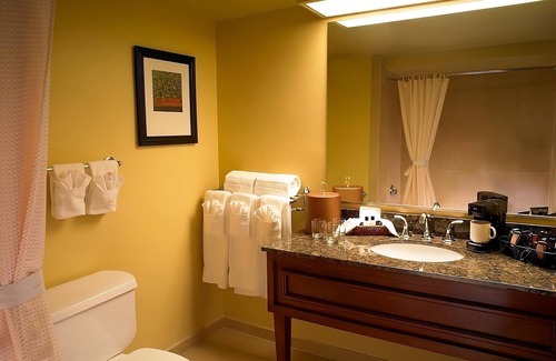 Laughlin Hotel | Riverview Rooms with Pool Access at Aquarius Casino Resort