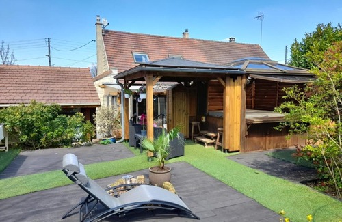 Coye-la-Foret Bed & Breakfast | Relax at 2 Zen Détente: Breakfast and Hot Tub Await