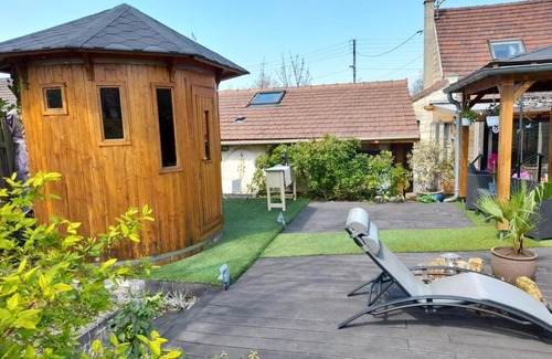 Coye-la-Foret Bed & Breakfast | Relax at 2 Zen Détente: Breakfast and Hot Tub Await