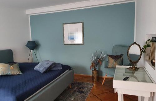 Ortenberg Apartment | Exceptional 2 Zimmer Domizil with Pool & Ocean View