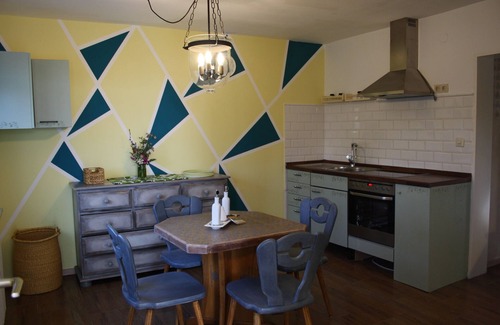 Sulzbach a.Main Apartment | Explore 2 Zimmer App in Sulzfeld with Ocean Views & Spa