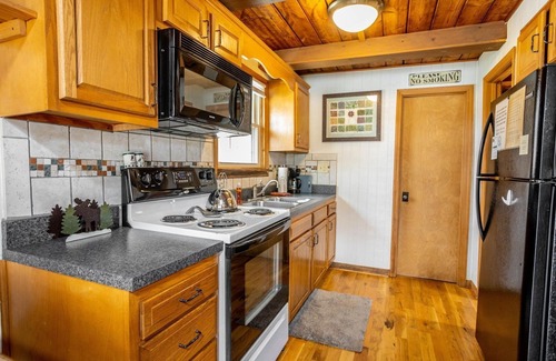 Draper Cabin | Scenic Riverfront Retreat with Loft & Pool - Shaman's Cure
