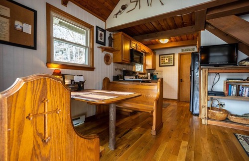 Draper Cabin | Scenic Riverfront Retreat with Loft & Pool - Shaman's Cure