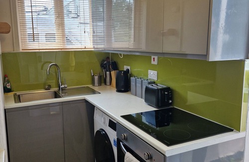 Exeter Apartment | Cozy Hideaway Studio Apartment - Pet Friendly & Breakfast Included
