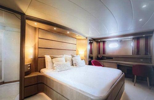 Mount Vesuvius - Pompei Boat Rental | Cozy 20 m² Boat Retreat for Two with Kitchen Amenities