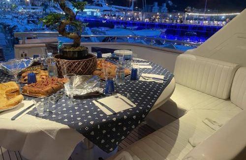 Mount Vesuvius - Pompei Boat Rental | Cozy 20 m² Boat Retreat for Two with Kitchen Amenities