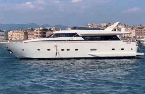 Mount Vesuvius - Pompei Boat Rental | Cozy 20 m² Boat Retreat for Two with Kitchen Amenities
