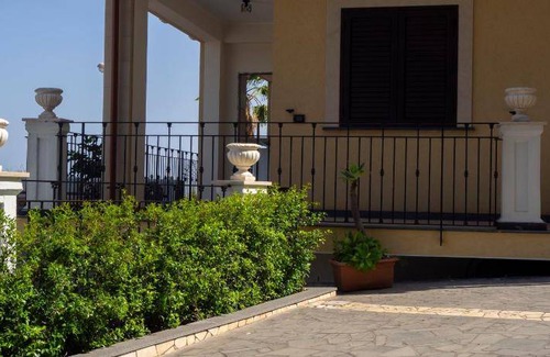 Gravina di Catania Bed & Breakfast | Delightful Bed and Breakfast: 5-Star Child-Friendly Retreat