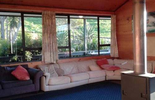 Waitomo Caves Hostel | Cozy 6-Person Hostel with Pool and Pet-Friendly Amenities