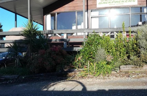 Waitomo Caves Hostel | Cozy 6-Person Hostel with Pool and Pet-Friendly Amenities