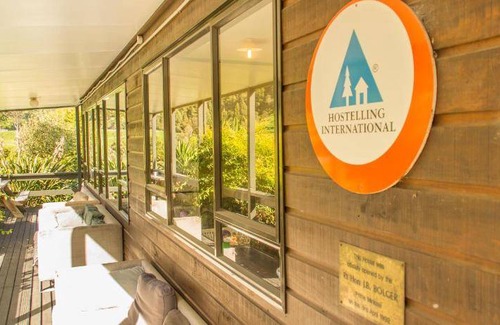 Waitomo Caves Hostel | Cozy 6-Person Hostel with Pool and Pet-Friendly Amenities