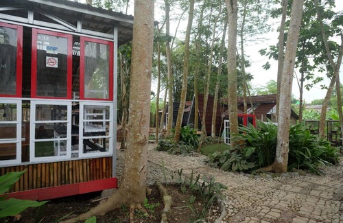 Kebumen Hotel | Cozy 5-Star Hotel for Up to 3 Guests - Highly Rated Stay!