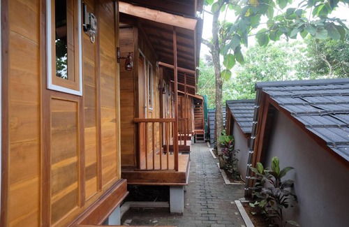 Kebumen Hotel | Cozy 5-Star Hotel for Up to 3 Guests - Highly Rated Stay!