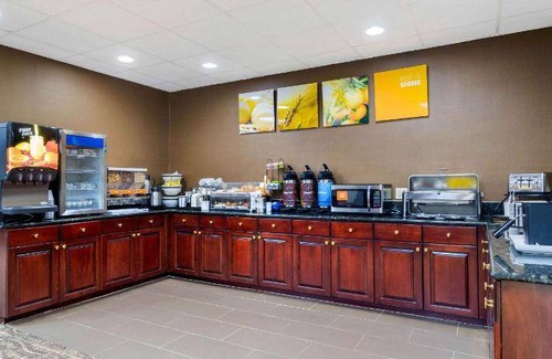 Griffin Hotel | Family-Friendly Hotel with Pool & Kitchen for 10 Guests