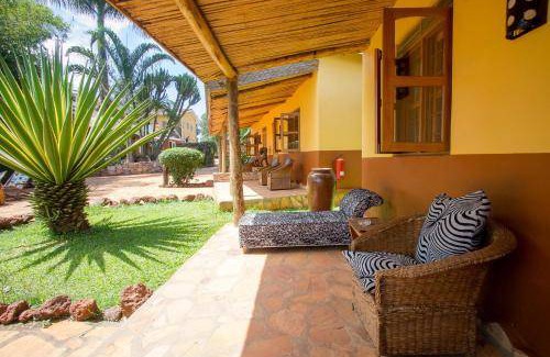 Jinja Hotel | Pet-Friendly Hotel for 4 Guests with Pool & Dining