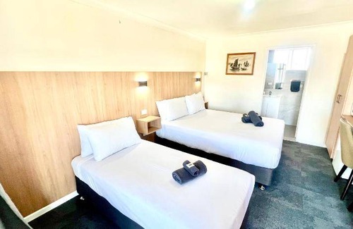Forbes Hotel | Cozy Motel for 4 Guests with Pool Access