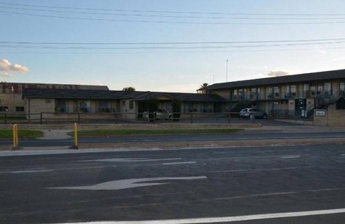 Forbes Hotel | Cozy Motel for 4 Guests with Pool Access