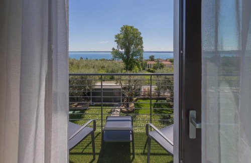 Moniga del Garda Resort | Cozy Private Room with Lake View for 3 Guests