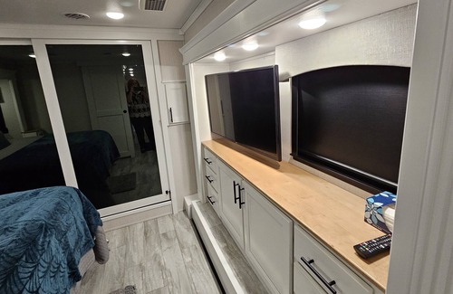 Southland Oaks House | 20 Min to Downtown Austin and COTA. New RV w/outdoor amenities seperate pricing