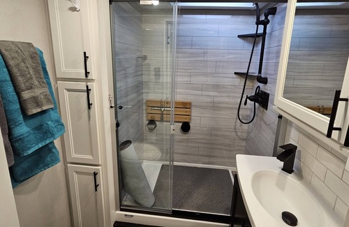 Southland Oaks House | 20 Min to Downtown Austin and COTA. New RV w/outdoor amenities seperate pricing