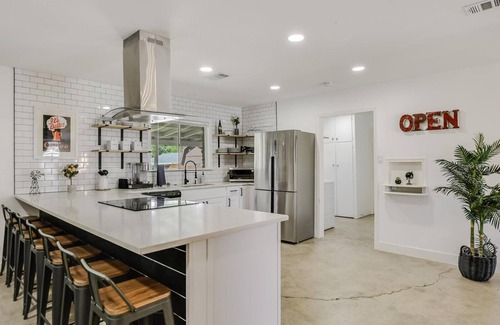 Round Rock House | 20-min Uber to ATXn10-min to Kalahari and Sports Parksn10-min walk to Downtown