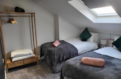 Tooting Apartment | Stylish Two-Bed with Sky Views, 20 Mins to Central London