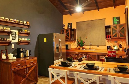 Los Angeles House | Family-Friendly Retreat Near La Fortuna with Birdwatching Porch