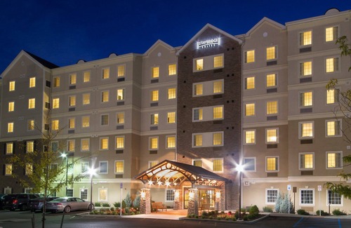 Amherst Apartment | Convenient Getaway Near Niagara Falls with Free Breakfast