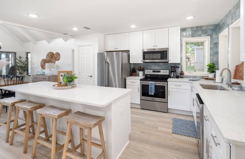 Graford House | Waterfront PK Home with Spa & Lake Views, Rated 10/10!