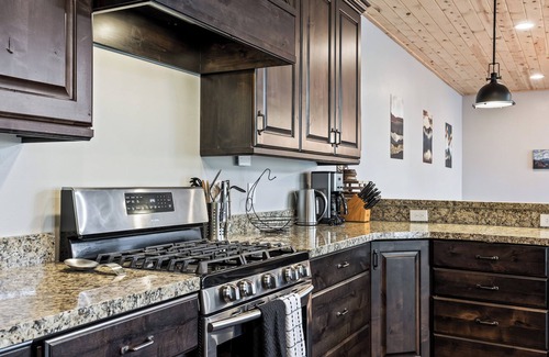 Summit Park House | 20 Minutes from the Mountain! Family Paradise, Sleeps 14, High-End Interiors