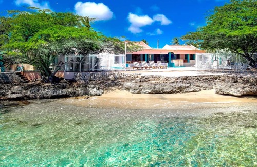 Savaneta House | Exclusive Beachside One-Bedroom Suite with Oceanfront Views