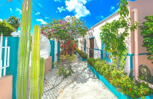Savaneta House | Exclusive Beachside One-Bedroom Suite with Oceanfront Views