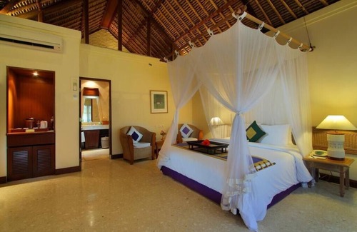 Downtown Kuta Hotel | Beach View Mystery Room at Kuta Beach with Breakfast for Two