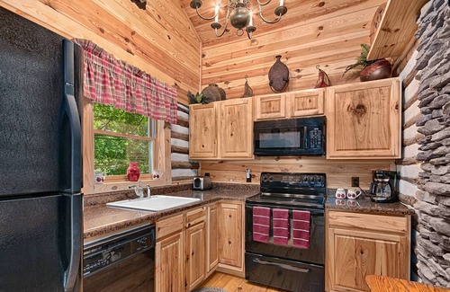 Skyland Cabin | Romantic Cedar Mt. Lodge with Hot Tub & Pet-Friendly Charm