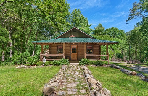 Skyland Cabin | Romantic Cedar Mt. Lodge with Hot Tub & Pet-Friendly Charm