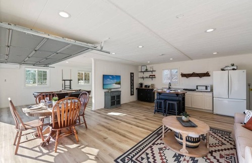 Temecula House | Inviting Barn Home with Panoramic Valley Views & Pool