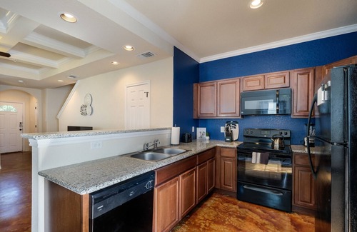 Selma House | Inviting 3BR Townhome Near Retama Park with Breakfast